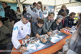 Fanatic autograph signing