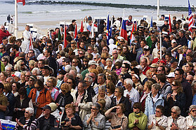 Sailors swamped by crowds at the opening ceremony
